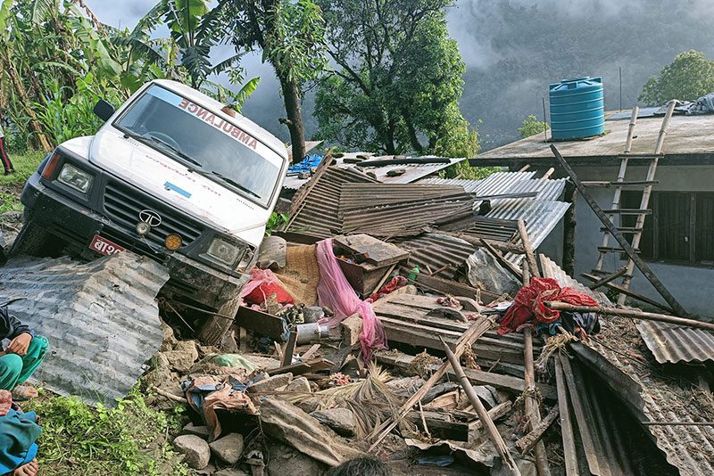 एम्बुलेन्स पल्टिँदा घरमा सुतिरहेकी एक बृद्धाको मृत्यु