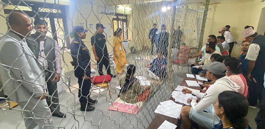 एमालेका प्रतिनिधिहरु बाहिरिएपछि पोखरामा मतगणना रोकियो
