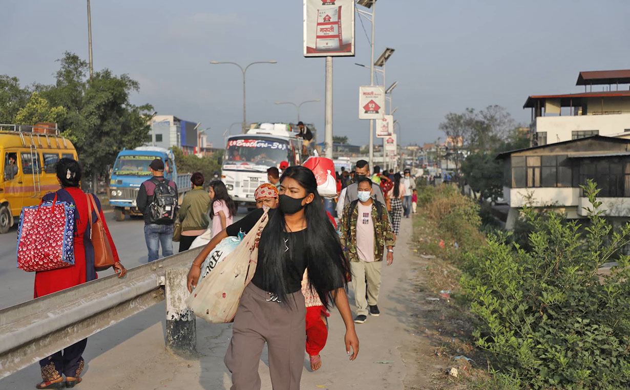 निर्वाचन नजिकिएसँगै काठमाडौंबाट घर फर्कनेको संख्या बढ्दै