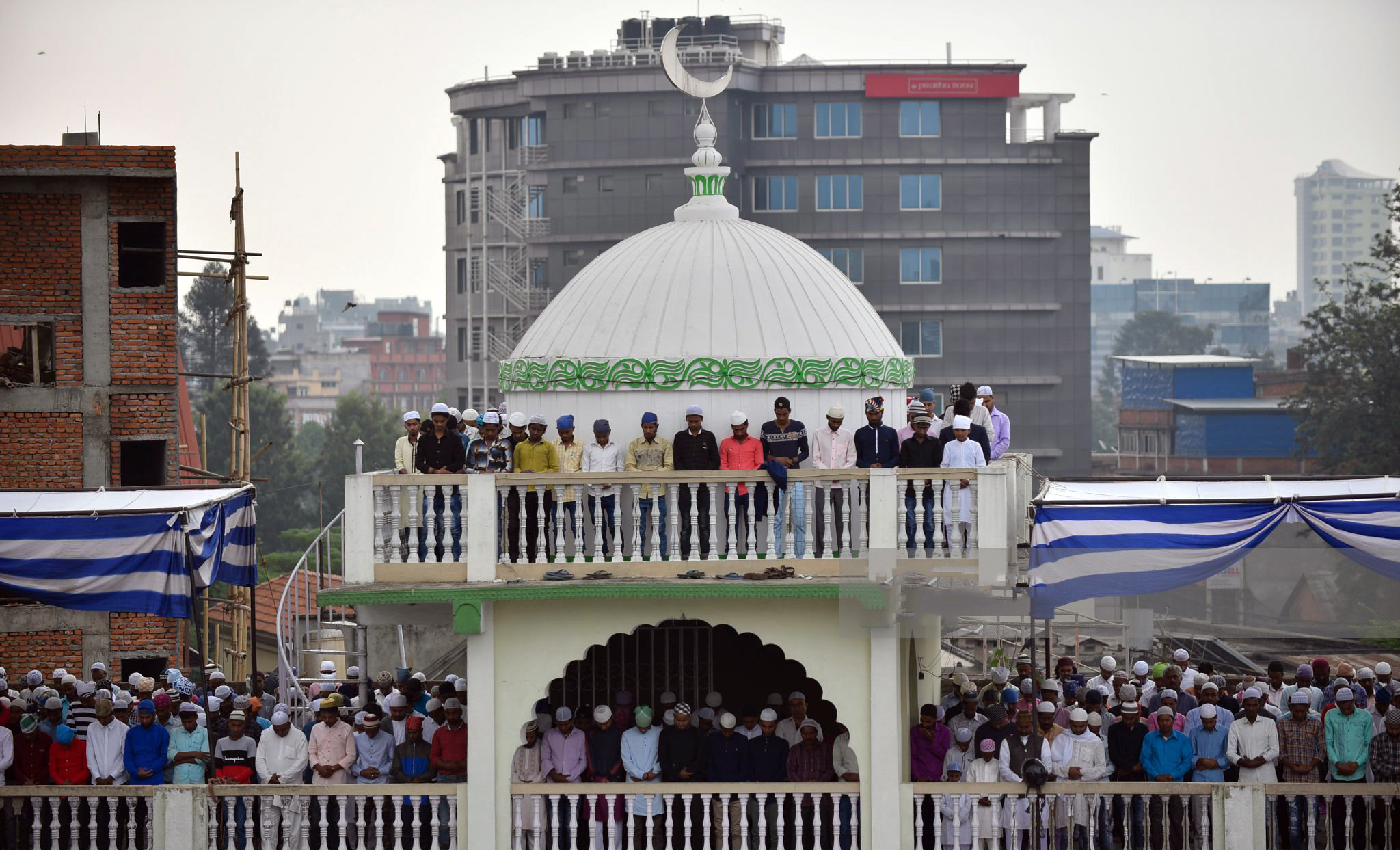 ईदउल फित्र मनाइँदै, आज सार्वजनिक विदा