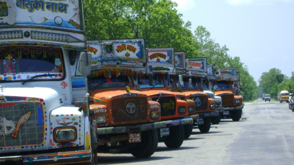 पेट्रोलियम पदार्थको अत्यधिक मूल्यवृद्धिपछि ढुवानी सेवा बन्द