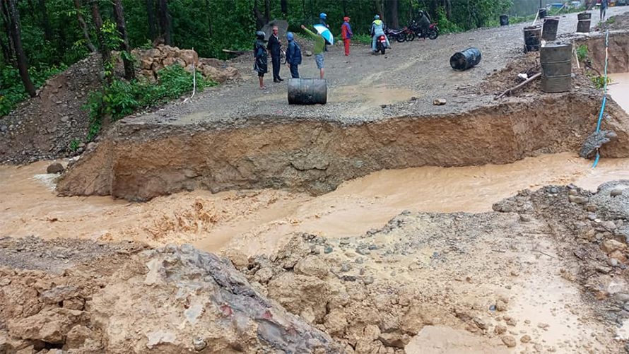 पूर्वपश्चिम राजमार्गको नवलपुर खण्ड अवरुद्ध