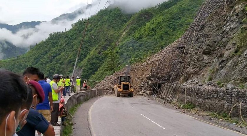 पहिरोले मुग्लिन–नारायणगढ सडक अवरुद्ध