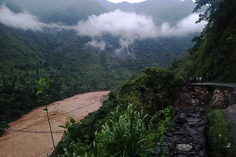 आँबुखैरेनी पहिरो : सडक भासिएको ठाउँमा दुई पुरुषको शव भेटियो