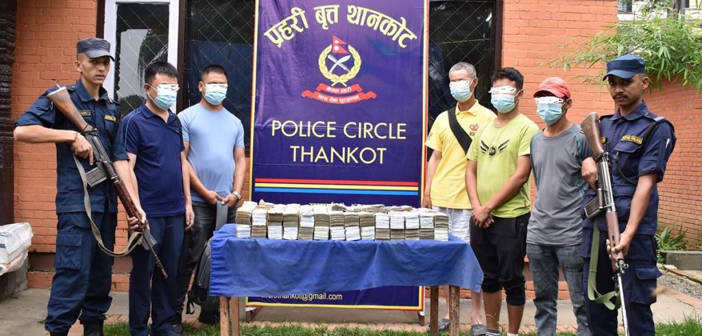 स्रोत नखुलेको करिब चार करोड रूपियाँसहित पाँचजना पक्राउ