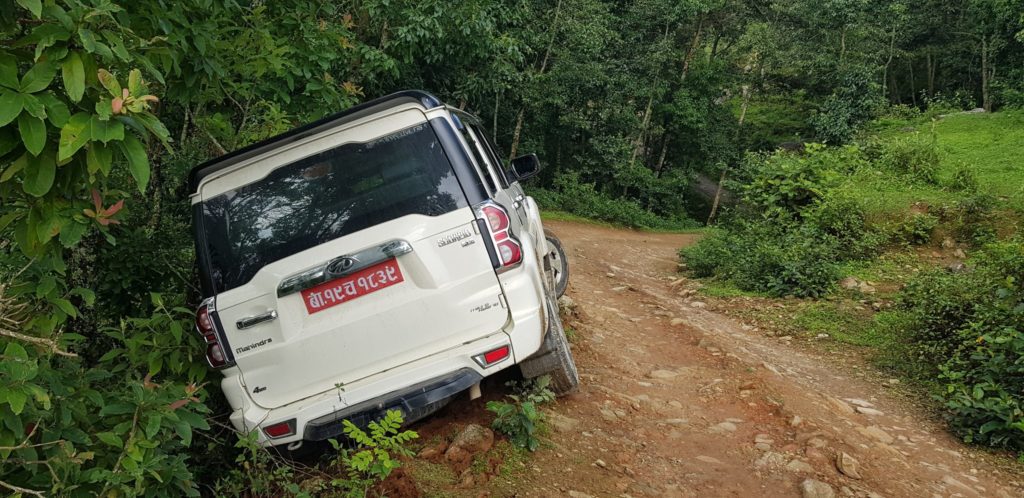 काँग्रेस उपसभापति गुरुङ सवार गाडी ठूलो दुर्घटनाबाट जोगियो