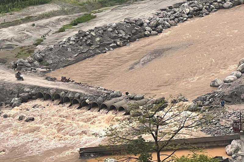 मेलम्चीको बाढीले खोला तर्न बनाइएको अस्थायी संरचना क्षति
