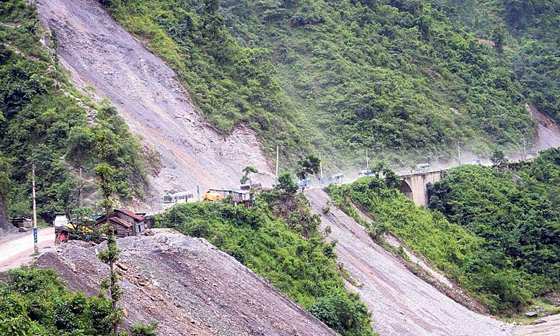 पहिरोका कारण अवरुद्ध नारायणगढ-मुग्लिन सडक खुल्यो