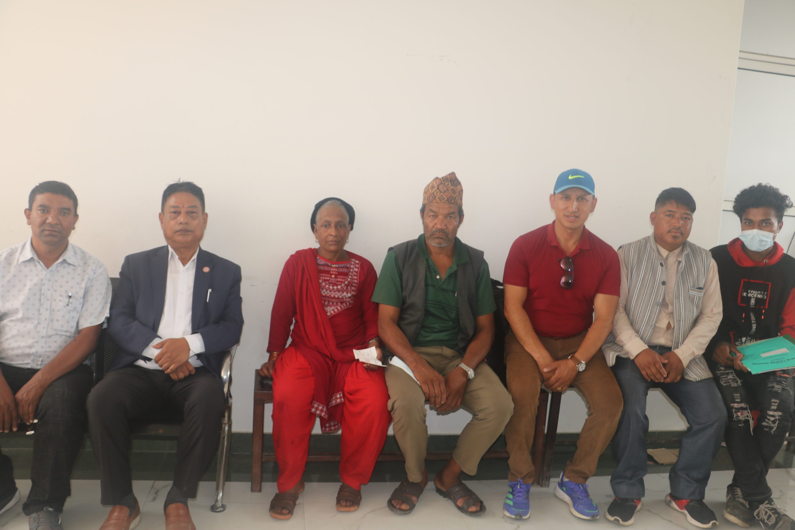 हिमालय सीमापार वाणिज्य संघद्धारा क्यान्सर पीडित महिलालाई आर्थिक सहयोग
