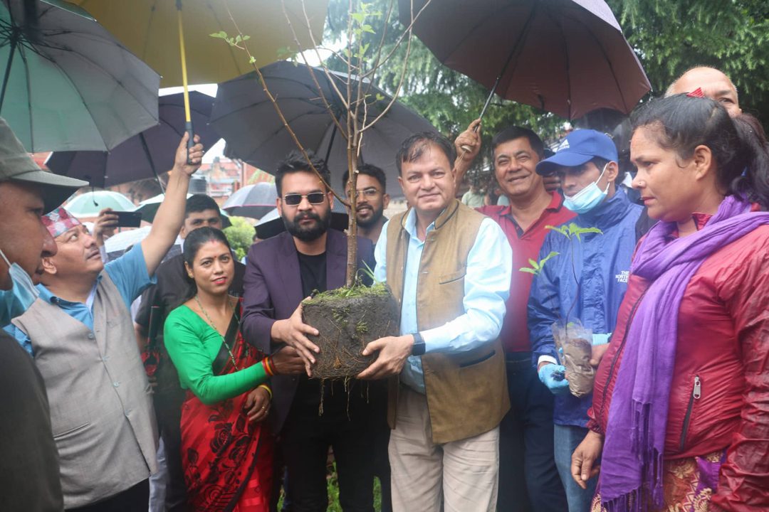 खाँदबारी नगरपालिका र काठमाडौ महानगरपालिकाका मेयरले गरे पशुपति क्षेत्रमा बृक्षारोपण