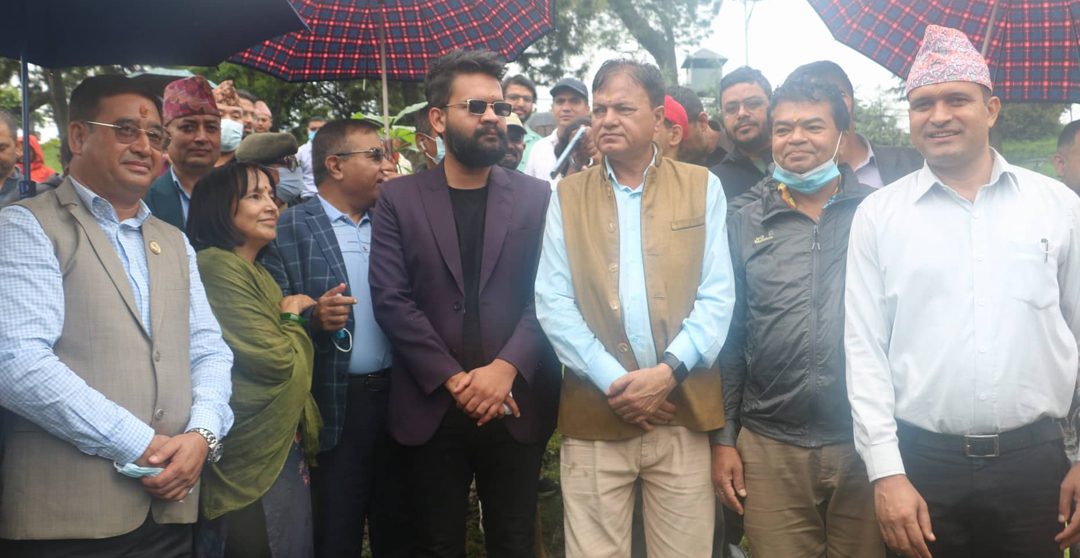 खाँदबारी नगरपालिका र काठमाडौ महानगरपालिकाका मेयरले गरे पशुपति क्षेत्रमा बृक्षारोपण