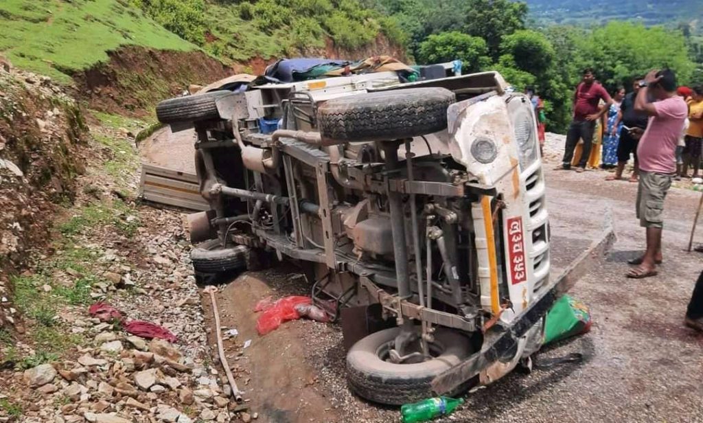 प्युठानको स्वर्गद्वारीमा जीप दुर्घटना, १ जनाको मृत्यु, १४ जना घाइते