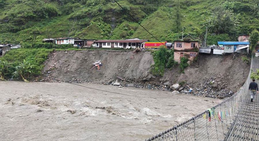 बाढीले मेलम्ची–हेलम्बु सडक अवरुद्ध, पहिरोको त्रासले स्थानीयवासी घरबाहिरै बस्न बाध्य