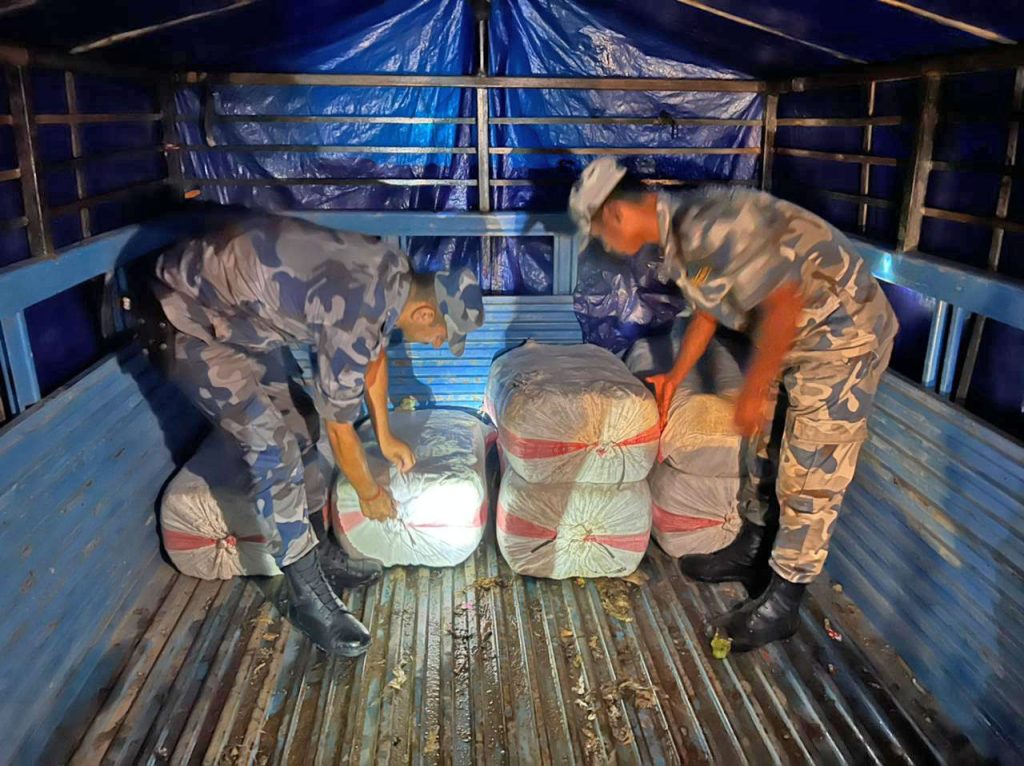 तरकारी बोकेर भारत जादै गरेको ट्रकमा ६ बोरा गाँजा भेटियो