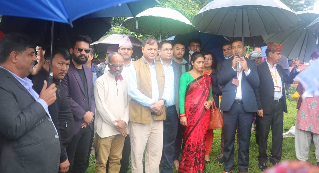 खाँदबारी नगरपालिका र काठमाडौ महानगरपालिकाका मेयरले गरे पशुपति क्षेत्रमा बृक्षारोपण