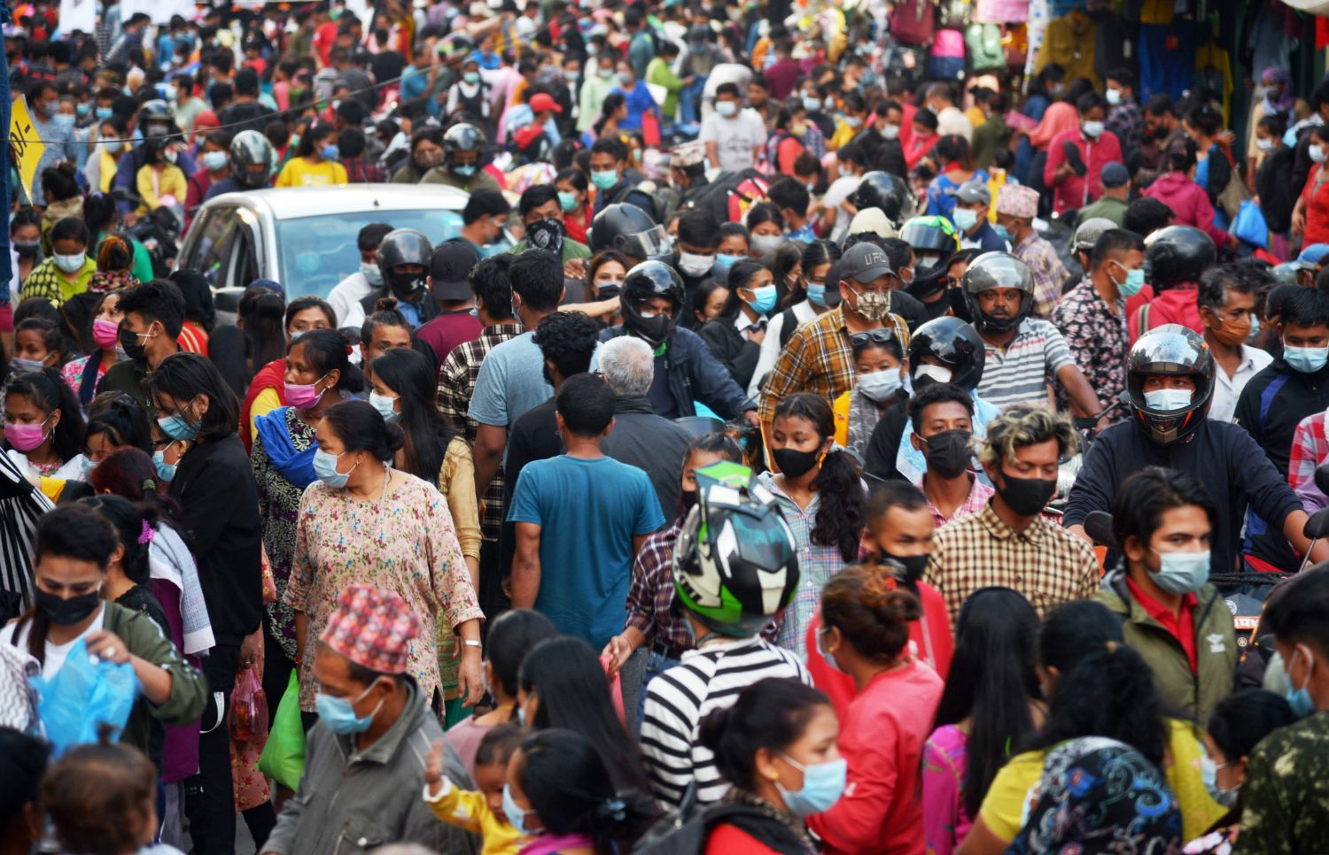 काठमाडौंका फुटपाथ : जोखिमपूर्ण यात्रा गर्न बाध्य पैदल यात्रु (फोटो फिचर)