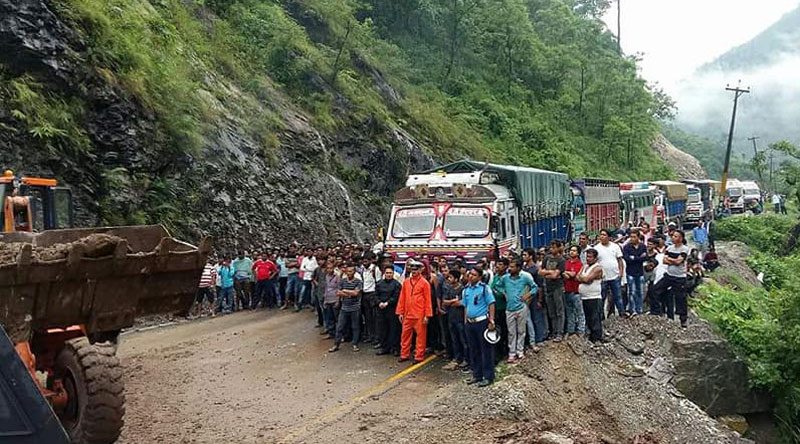 अवरुद्ध राजमार्ग चार घण्टापछि खुल्यो