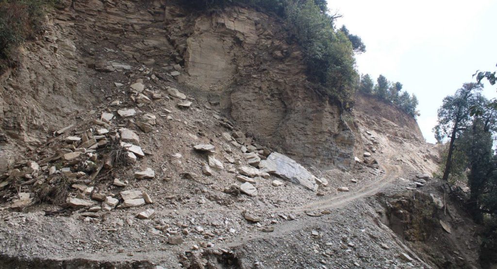 ठेकेदारको लापरवाही : करोडौँको योजना पहिराको जोखिममा