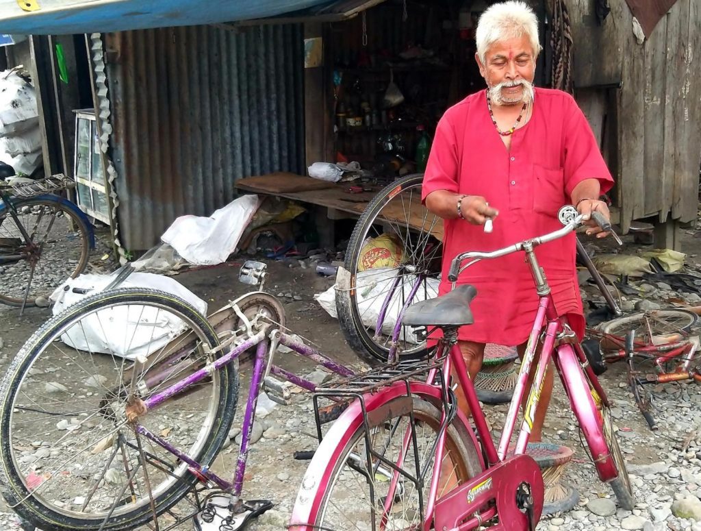 भक्तबहादुरको जीवनः साइकल मर्मतमै ३७ वर्ष