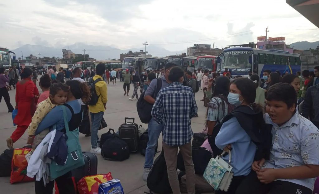 दसैँमा घर फर्कने लहर, नयाँ बसपार्कमा बढ्यो यात्रुको चहलपहल