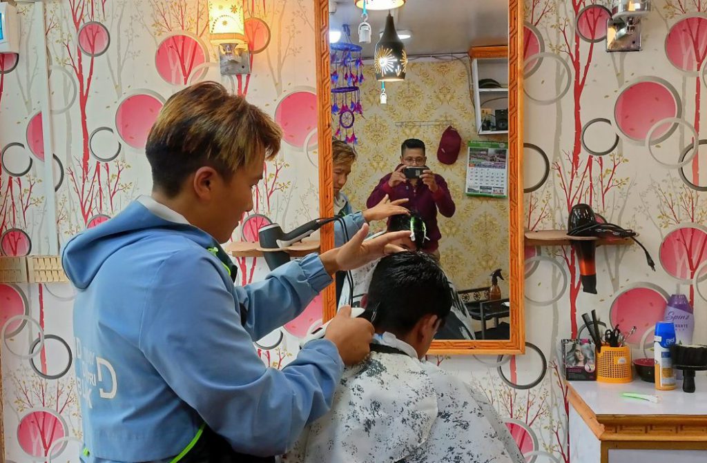 सैलुन व्यवसायमा रमाउँदै सोलुका शेर्पा