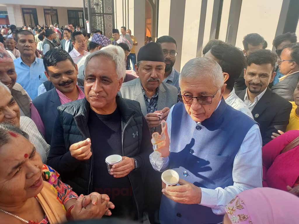 बत्तिसपुतलीमा शेखर कोइराला समूहको चियापान कार्यक्रम