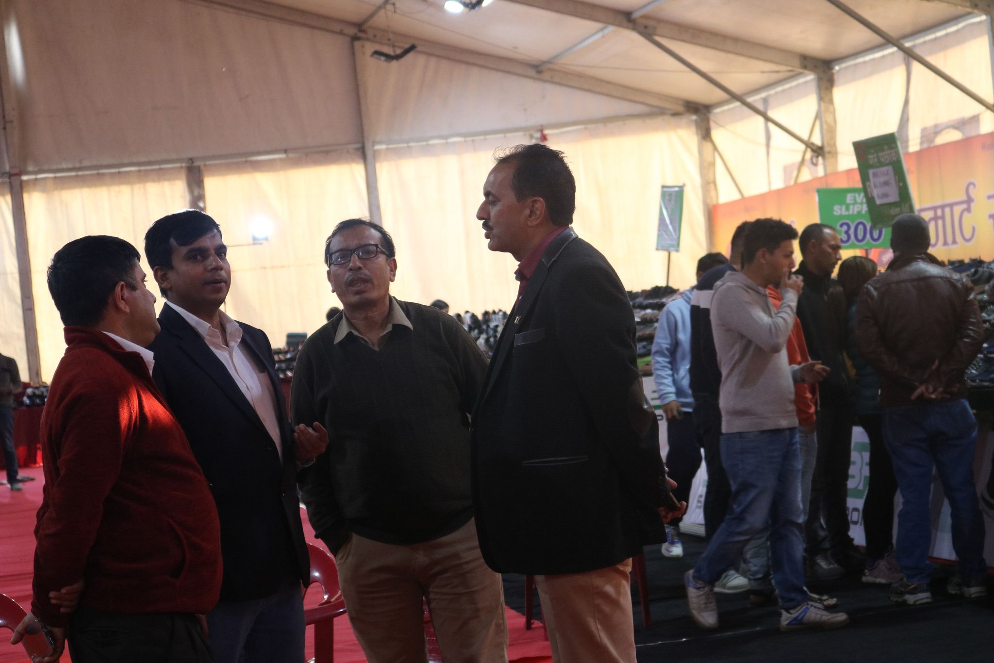 भृकुटीमण्डप ठूलोचौरमा ‘जाडोमा न्यानो जुत्ता चप्पल अफर मेला’ शुरु
