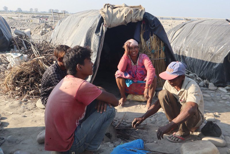 जीविकोपार्जनका लागि महाकालीको बगरमा बास