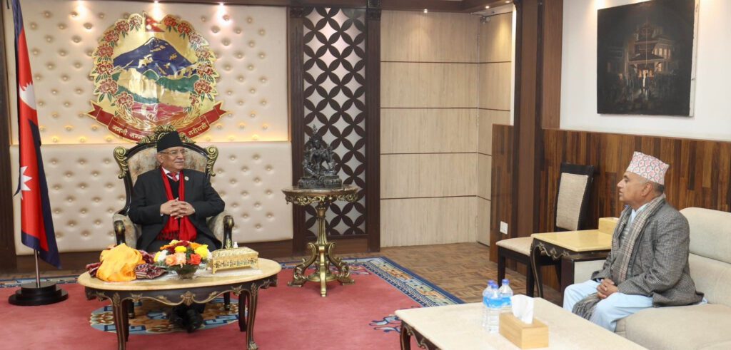 प्रधानमन्त्री दाहाल र गण्डकी प्रदेशका मुख्यमन्त्री अधिकारीबीच भेटवार्ता
