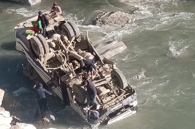 मुस्ताङबाट पोखरा आउँदै गरेको बस कालीगण्डकीमा खस्यो, १७ जना घाइते