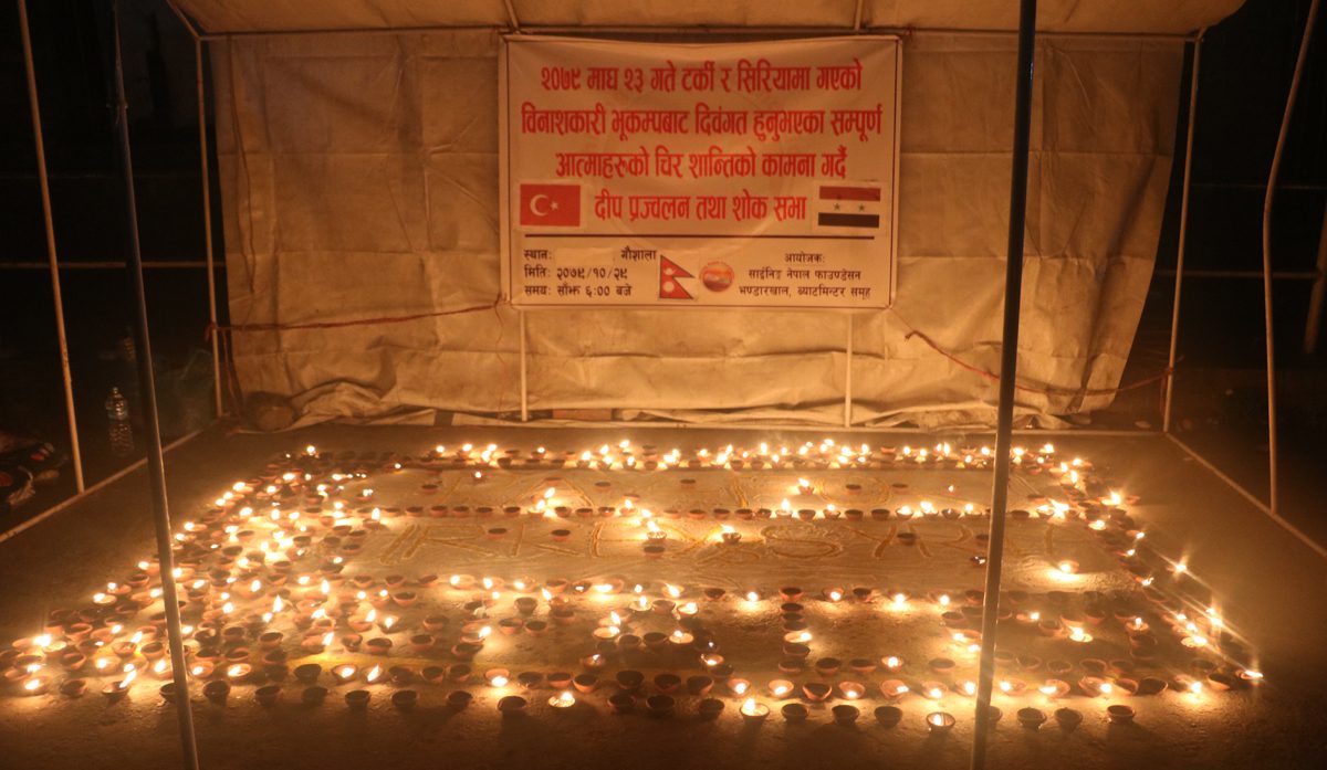 साइनिङ्ग नेपाल फाउन्डेसन र भण्डारखाल ब्याडमिन्टर समुहद्धारा दीप प्रज्वलन तथा शोकसभा