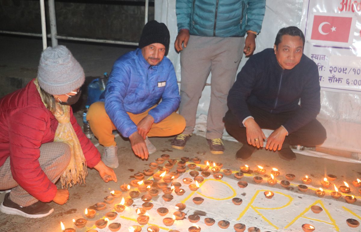 साइनिङ्ग नेपाल फाउन्डेसन र भण्डारखाल ब्याडमिन्टर समुहद्धारा दीप प्रज्वलन तथा शोकसभा
