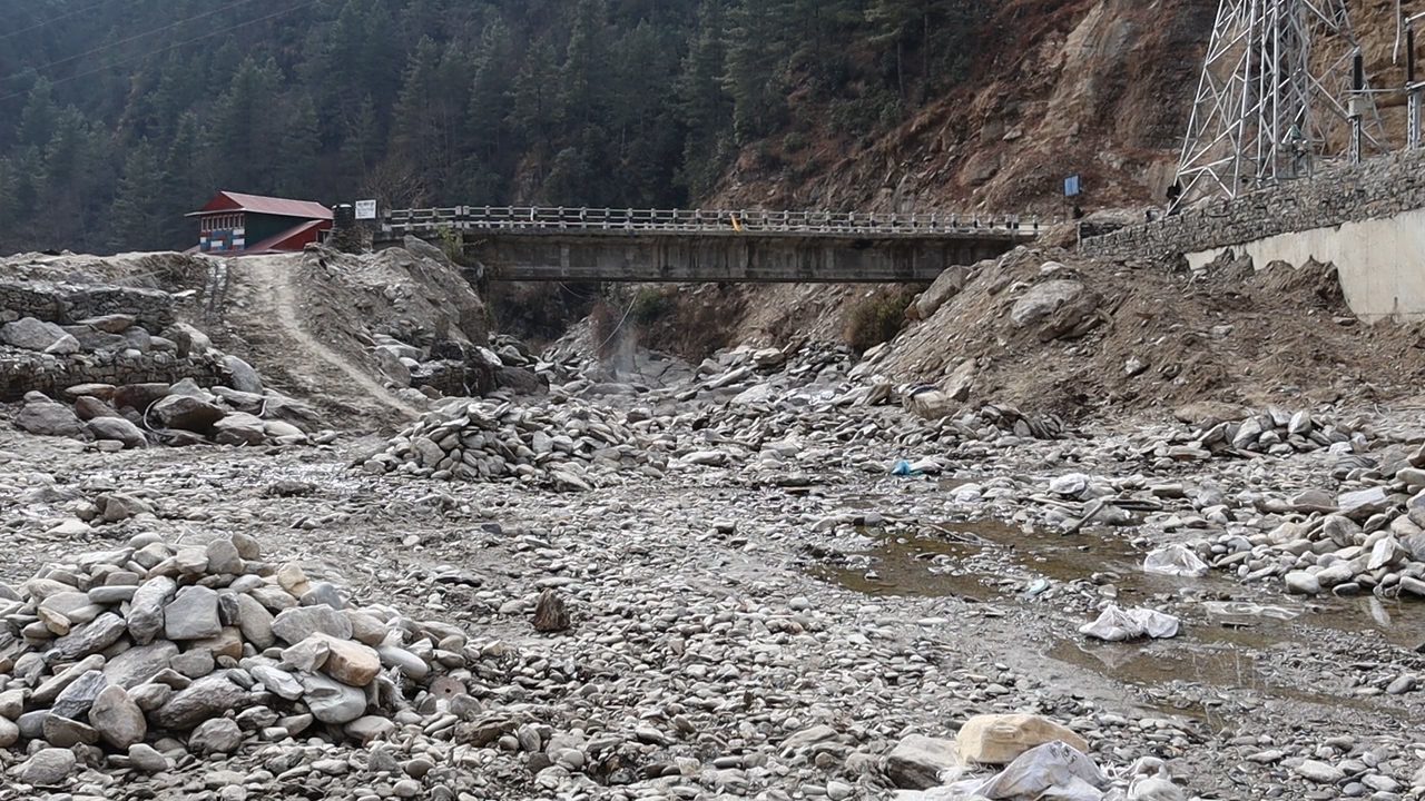 जलविद्युत आयोजनाले मापदण्डको ख्याल नगर्दा सोलुखोला सुख्खा बगरमा परिणत