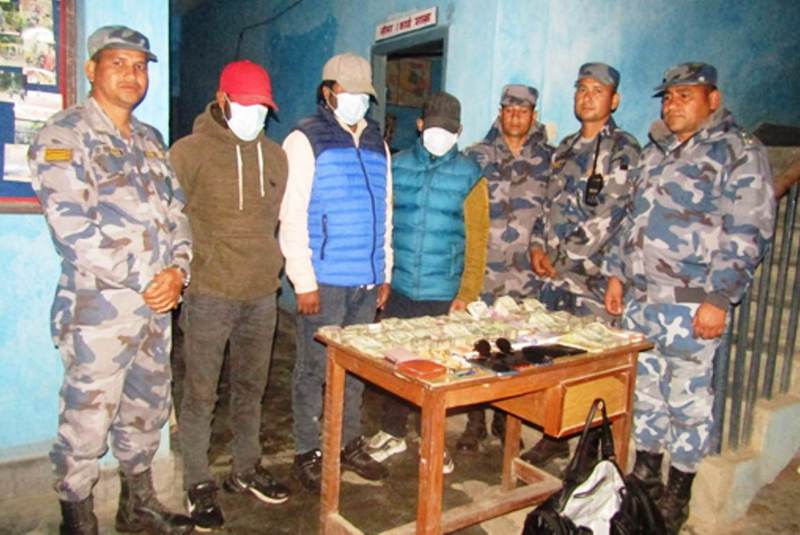 १५ लाख भारु र सुनका गहनासहित तीनजना पक्राउ