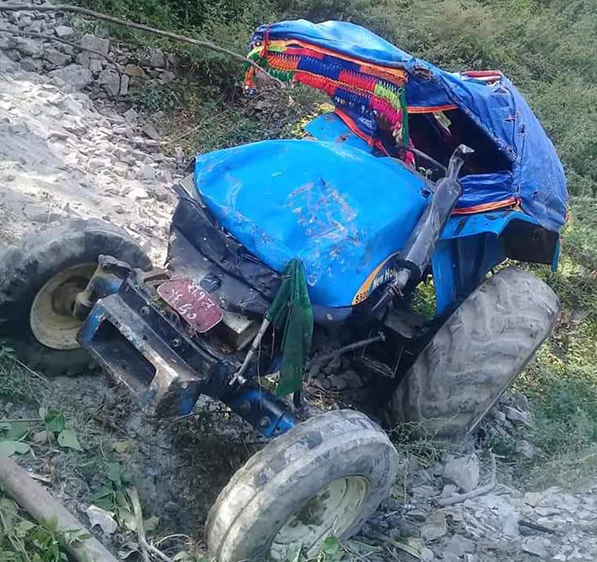 विद्यार्थी सवार ट्याक्टर दुर्घटना, एकको मृत्यु चार घाइते