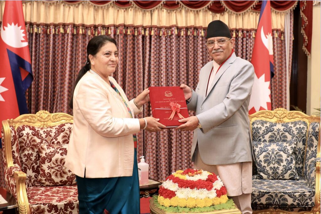 प्रधानमन्त्रीद्वारा राष्ट्रपतिसमक्ष प्रतिवेदन पेश
