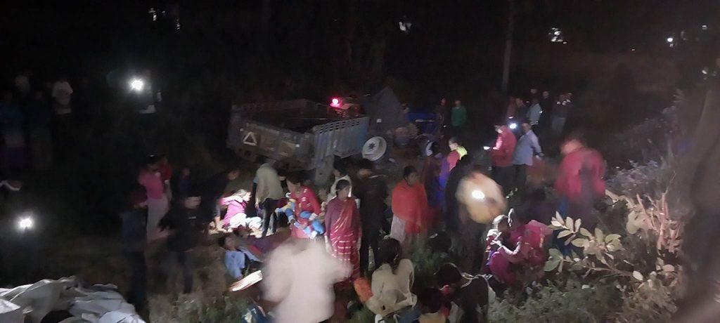 कैलालीमा ट्र्याक्टर दुर्घटना हुँदा दुई जनाको मृत्यु २८ जना घाइते