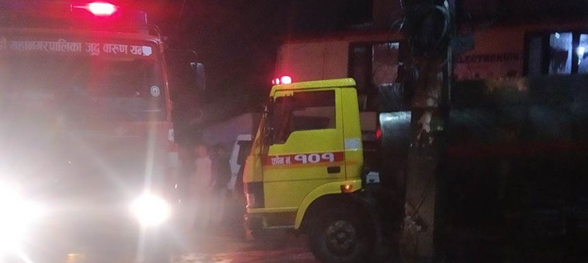 कुपण्डोलस्थित महिन्द्राको सर्भिसिङ सेन्टरमा आगलागी हुँदा १३ वटा सवारीसाधन जलेर नष्ट