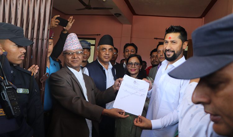 चितवन-२ मा रवि लामिछानेले गरे उम्मेदवारी दर्ता