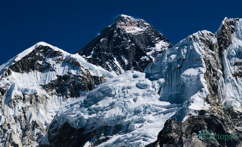 सगरमाथा आधार शिविरमा आरोहीको ओइरो