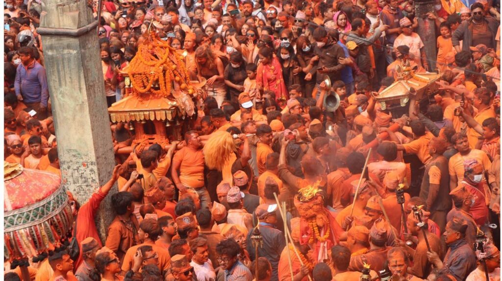 सिन्दुरले रङ्गियो मध्यपुर थिमी