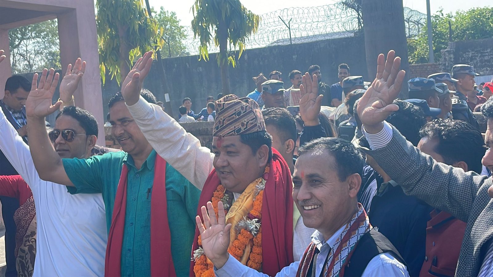 चितवन-२ मा कांग्रेसबाट श्रेष्ठ र एमालेबाट न्यौपानेको मनोनयन दर्ता
