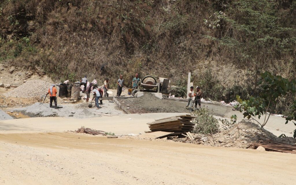 मध्यपहाडी लोकमार्ग: हिउँदमा धुलाम्य, बर्खामा हिलाम्य