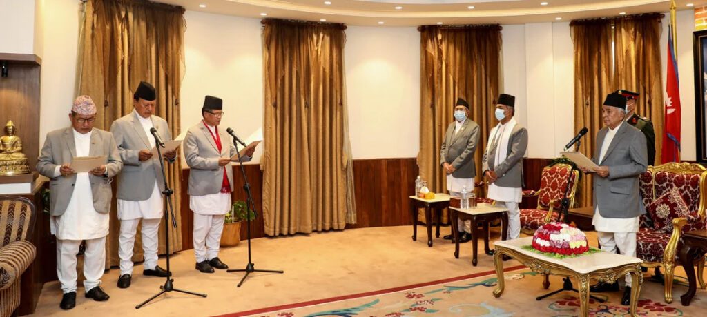 नवनियुक्त तीन जना मन्त्रीले लिए शपथ