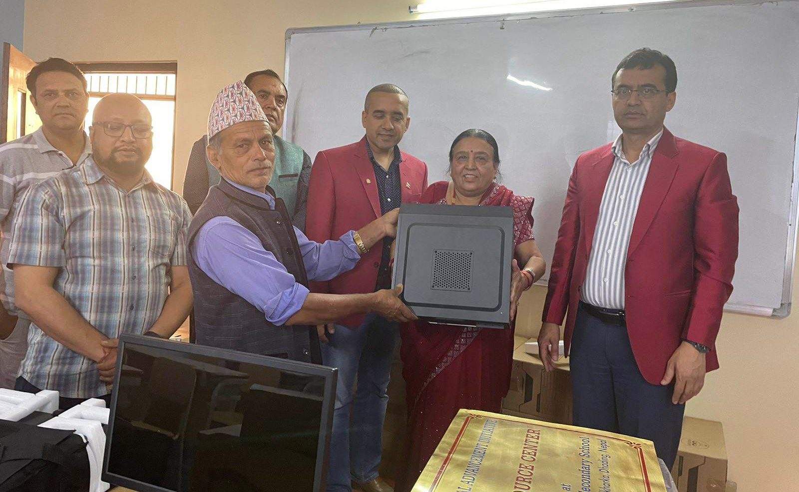 दिलकुमारी केसी स्मृति प्रतिष्ठान र इएआई संस्थाद्धारा धादिङको मण्डली स्कुललाई प्रविधियुक्त शैक्षिक सामाग्री प्रदान