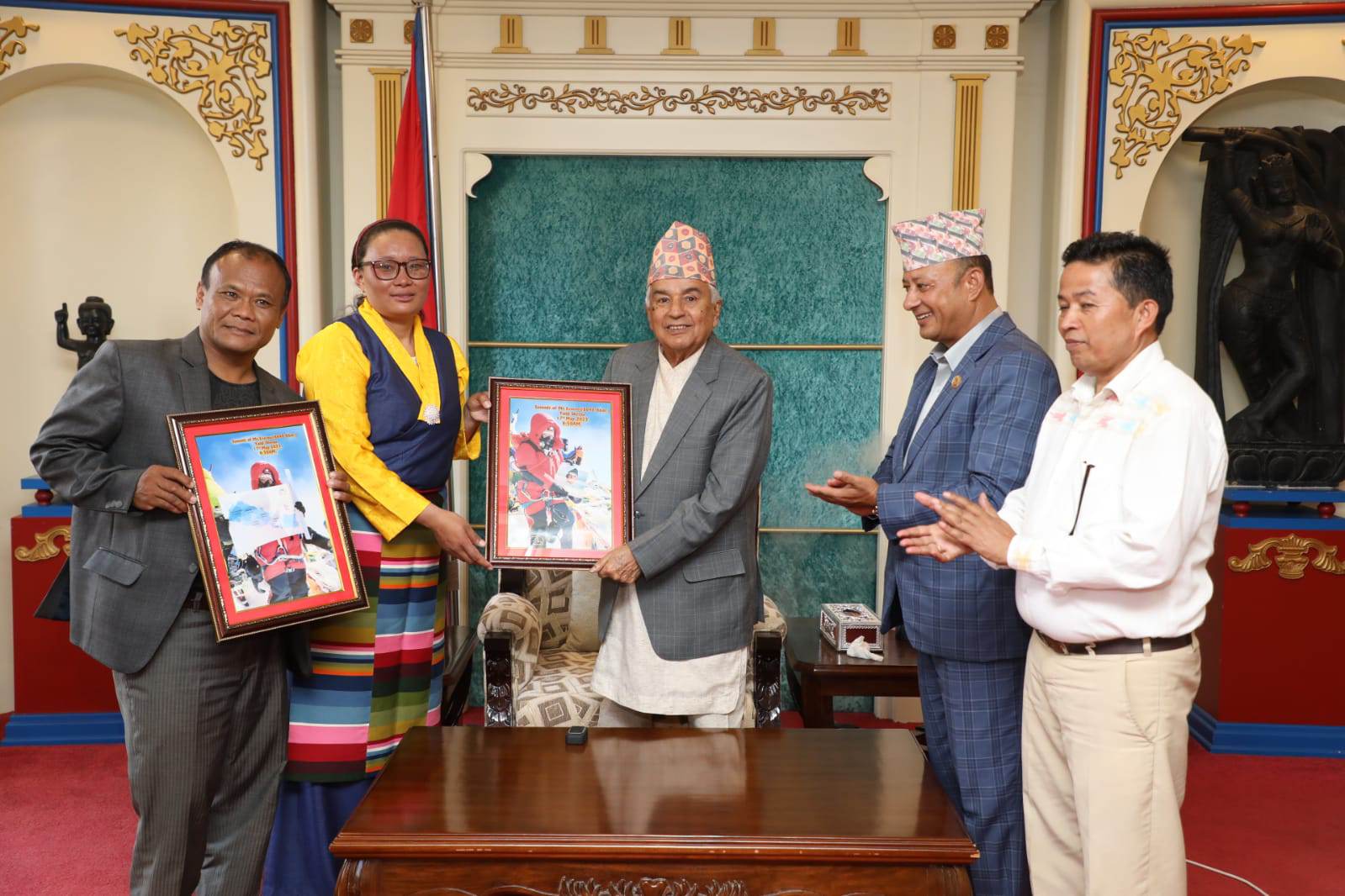 संखुवासभाकी महिला आरोहिले पुर्‍याईन राष्ट्रपति पौडेलको तस्विर पहिलो पटक सगरमाथाको चुचुरोमा