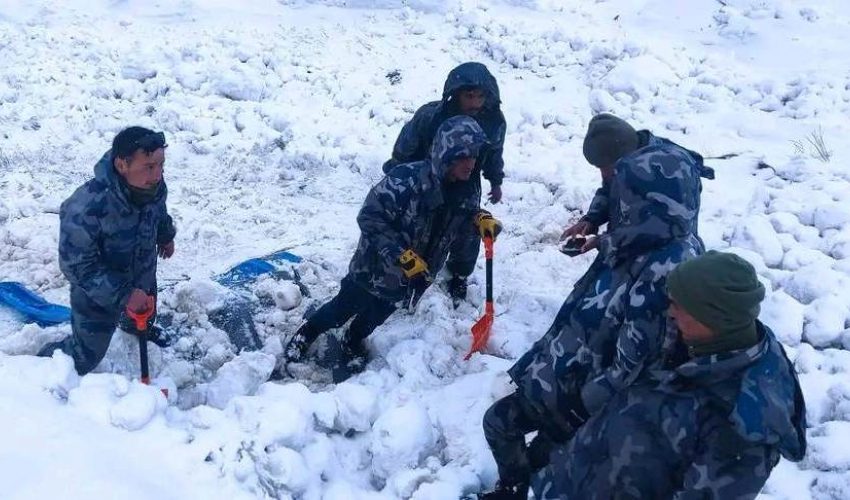 हिमपहिरोमा बेपत्ता तीन जनाको शव फेला, दुई जना अझै बेपत्ता