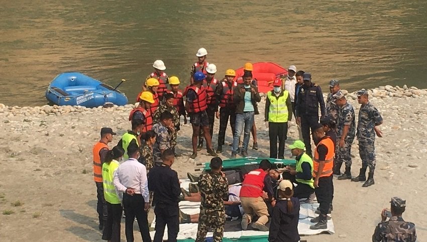 सुरक्षाकर्मीद्वारा सुनकोशी नदीमा उद्धारको पूर्वाभ्यास