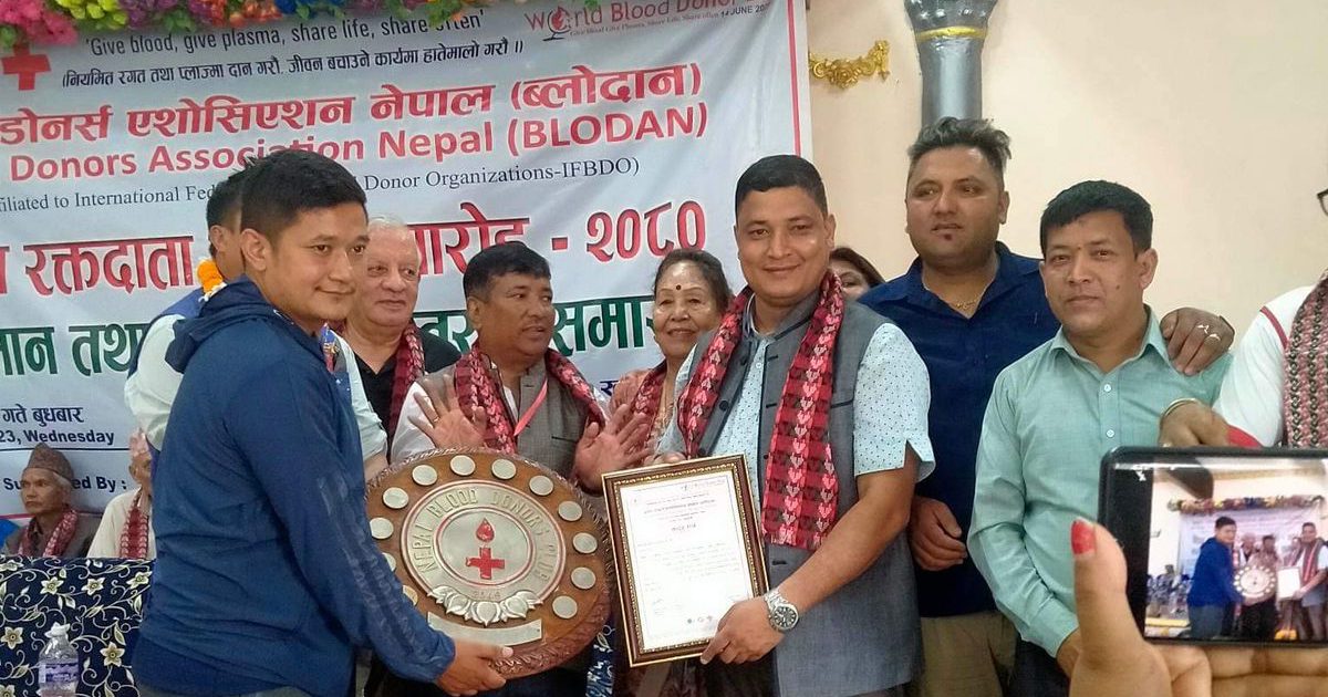ब्लड डोनर्स एशोसियसनद्धारा नेपाली होटल व्यवसायी संघका अध्यक्ष ढकाल सम्मानित