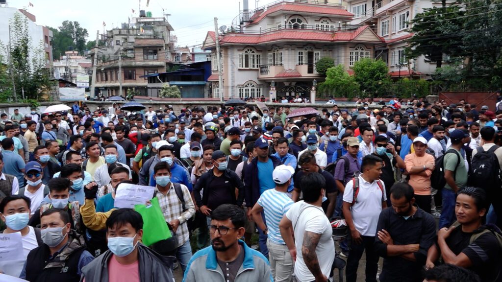 दक्षिण कोरिया जाने युवाहरुले घेरे इपीएसको कार्यालय, सम्झौतापत्र बनाउन माग